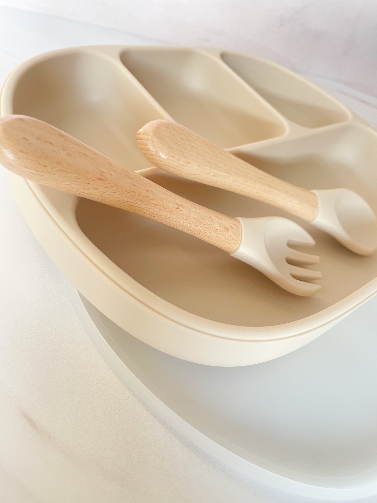 Plato de divisiones con cubiertos