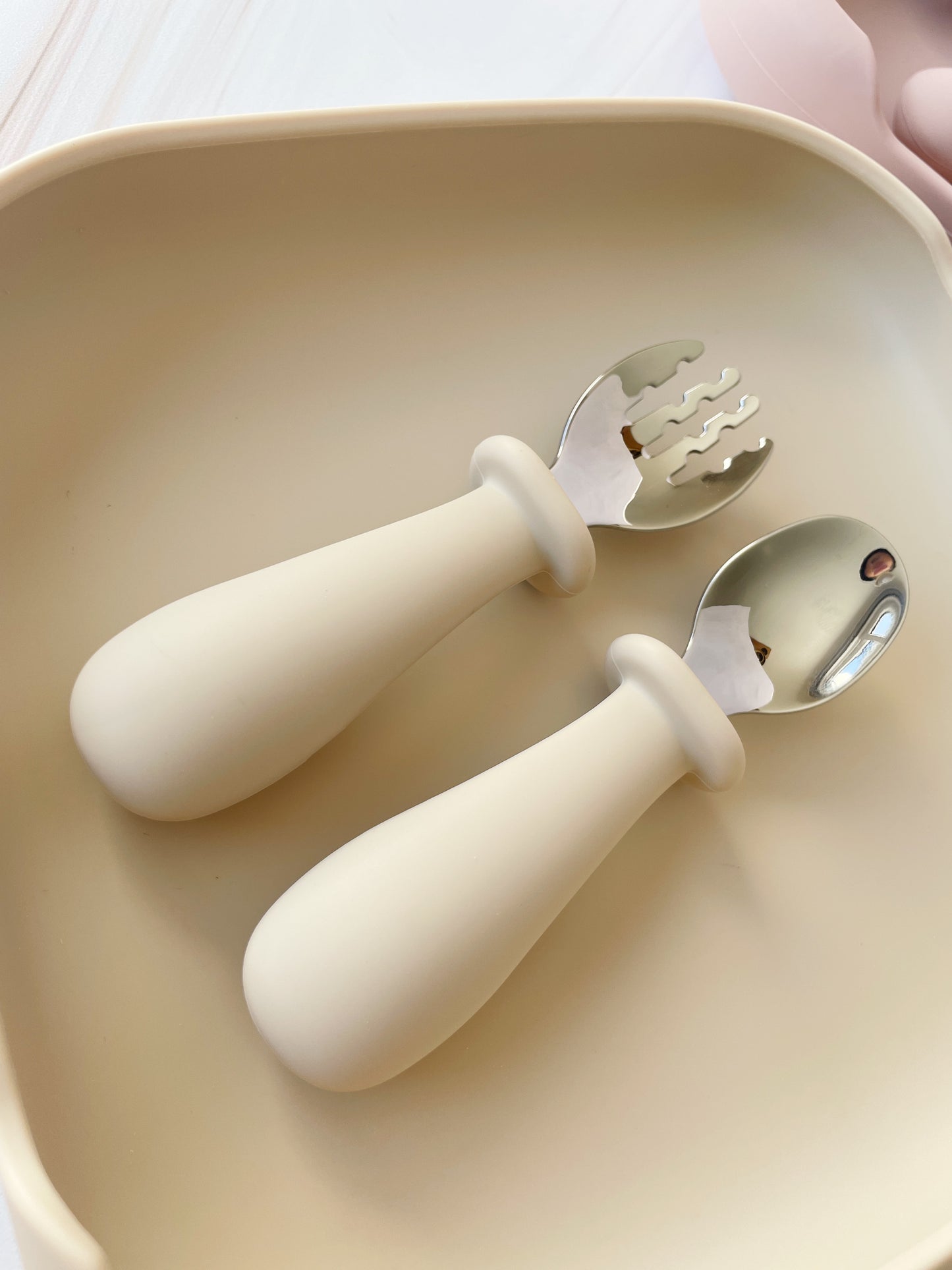 Plato para toddler con cubiertos