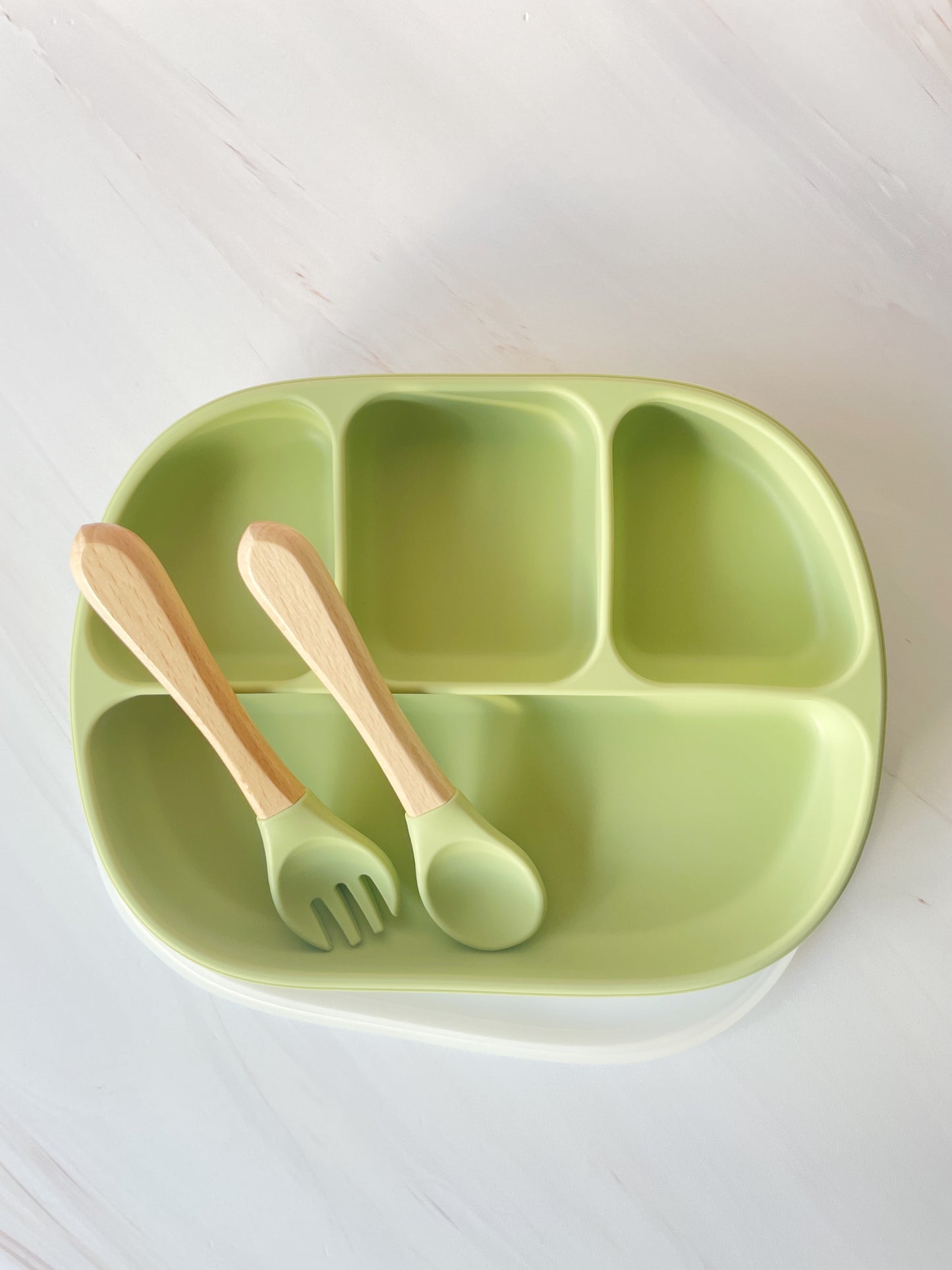 Plato de divisiones con cubiertos