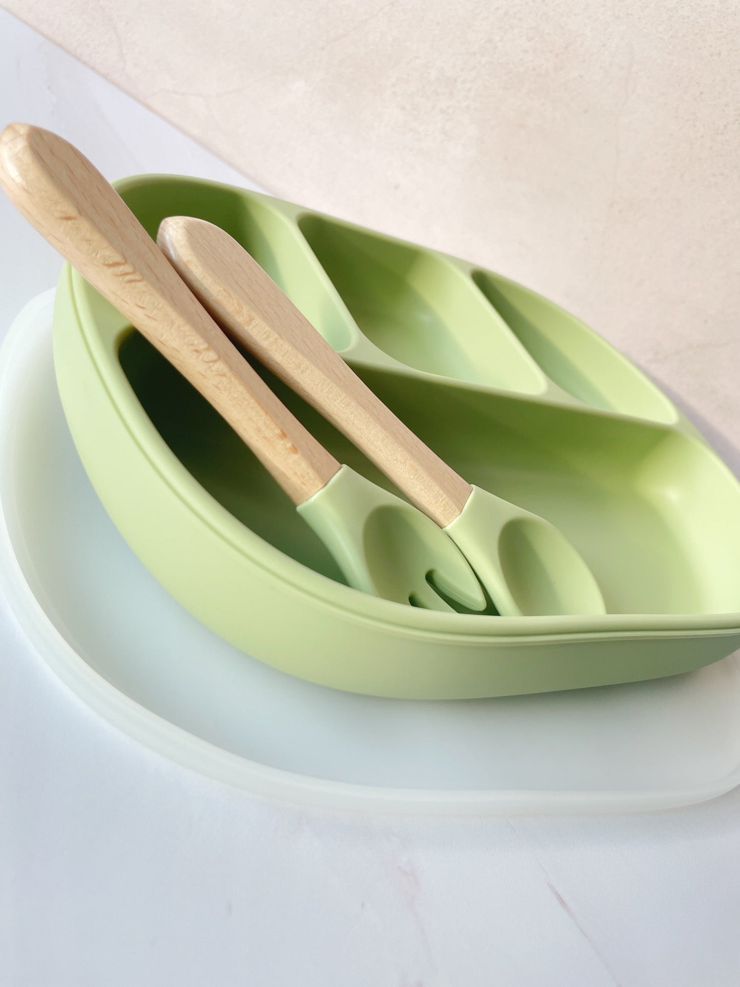 Plato de divisiones con cubiertos