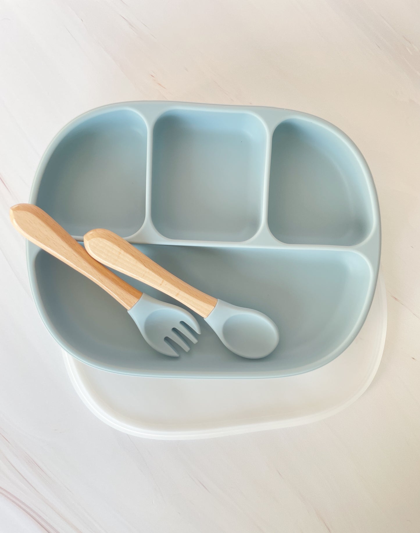 Plato de divisiones con cubiertos