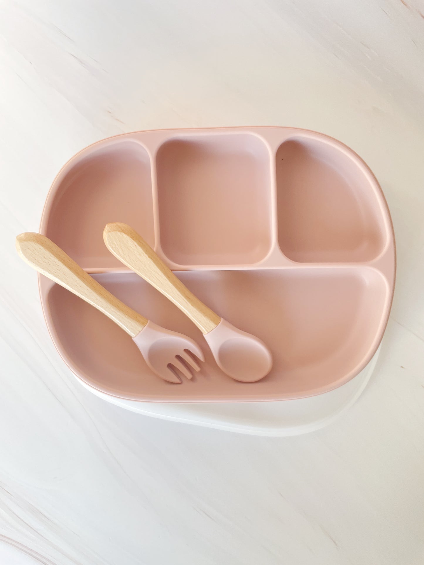 Plato de divisiones con cubiertos