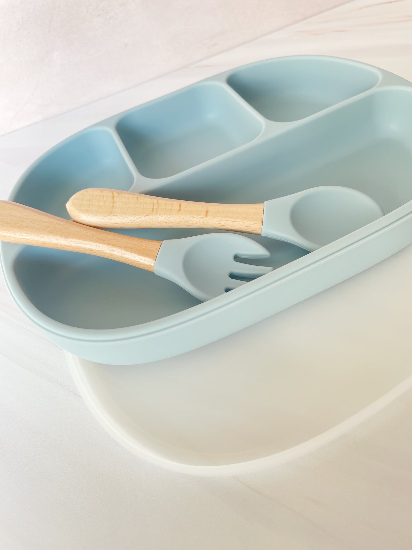 Plato de divisiones con cubiertos