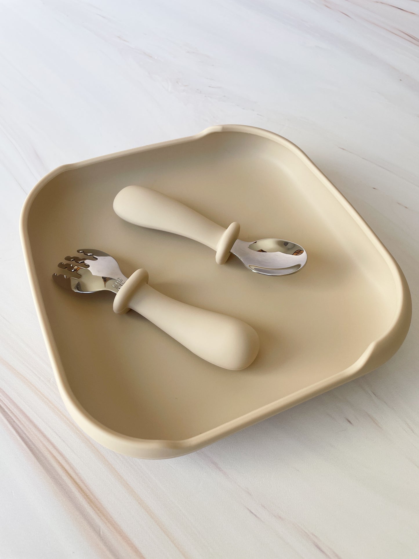 Plato para toddler con cubiertos