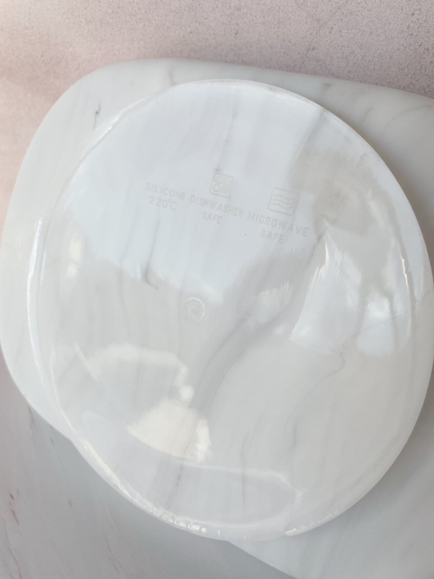 Plato de divisiones con cubiertos