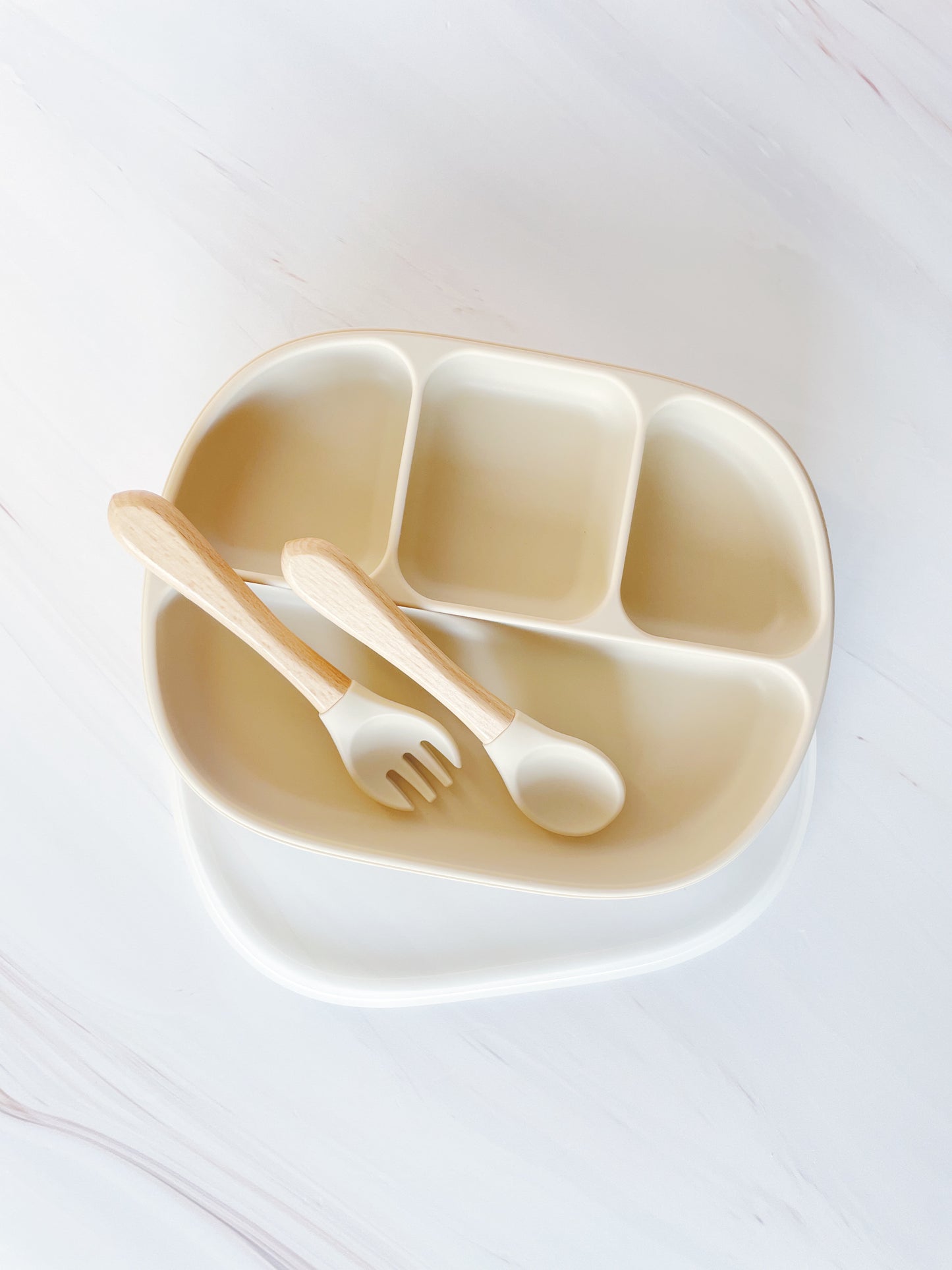 Plato de divisiones con cubiertos