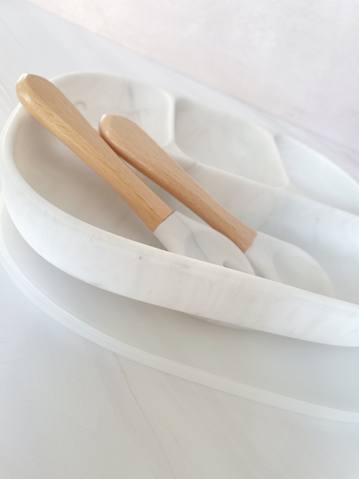 Plato de divisiones con cubiertos