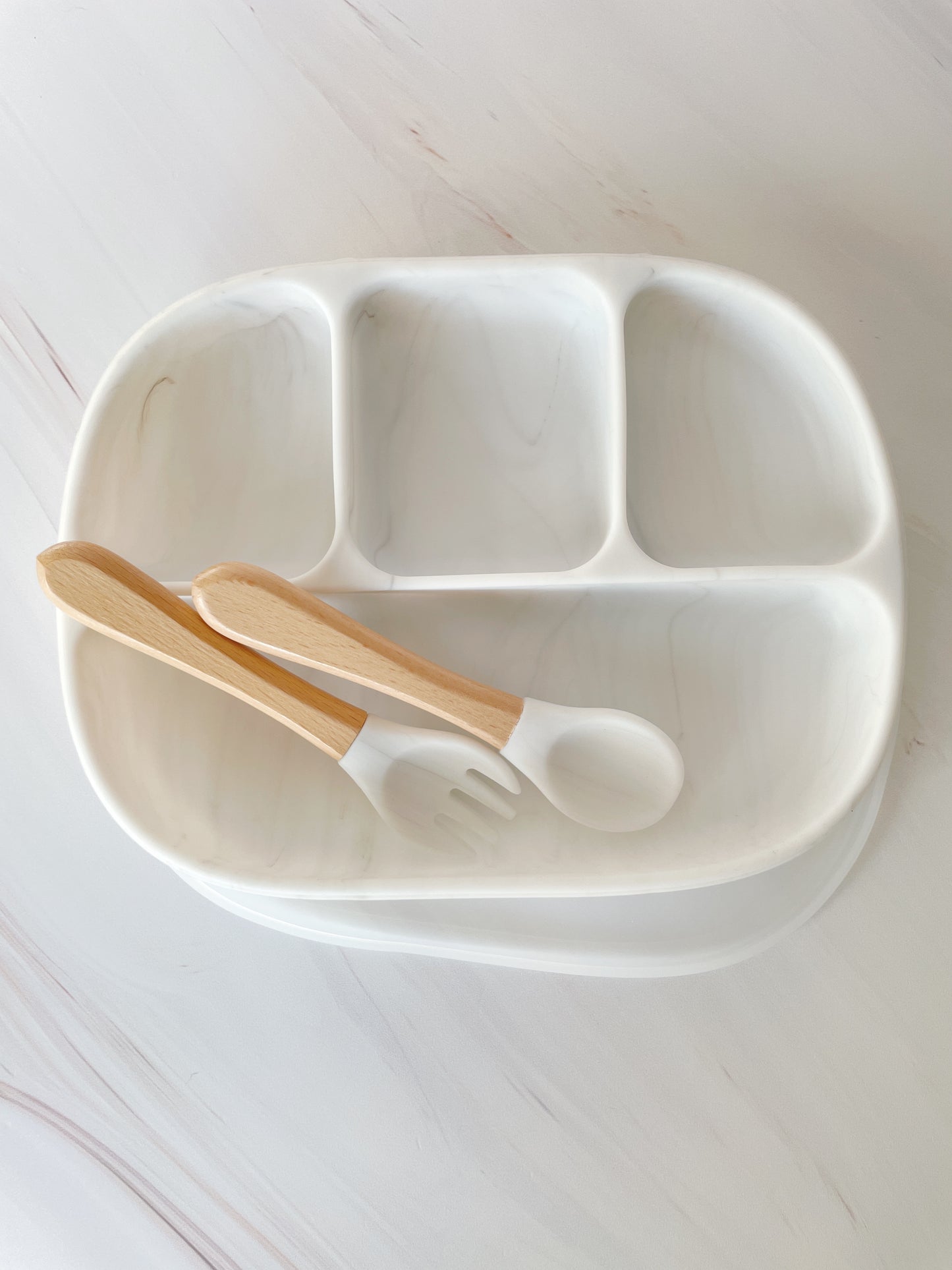 Plato de divisiones con cubiertos