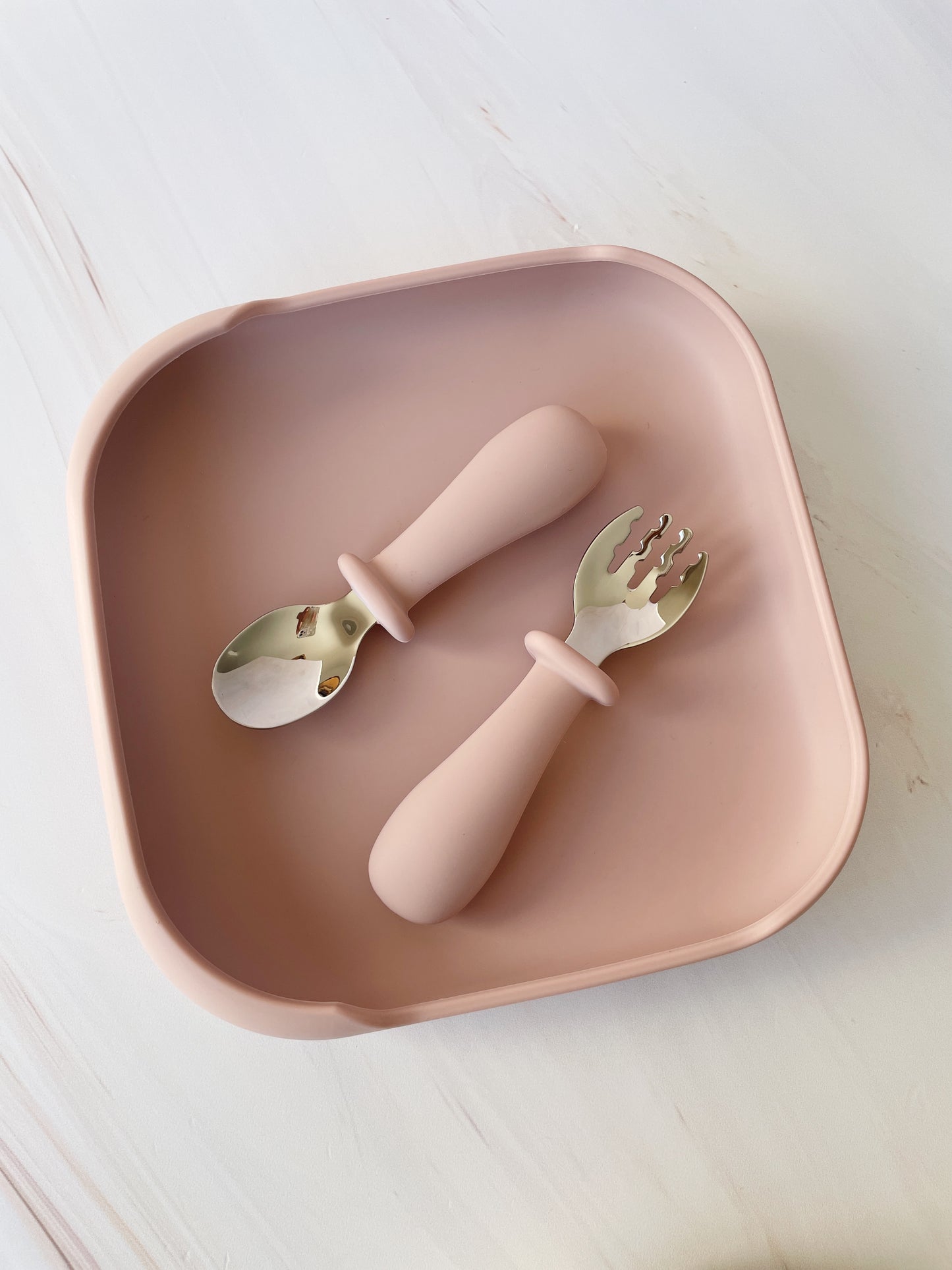 Plato para toddler con cubiertos